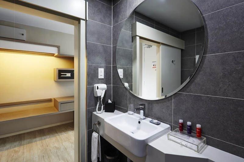 Q Damansara By Trillionz Hotel Petaling Jaya Ngoại thất bức ảnh